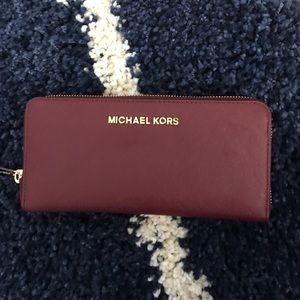 New without tags burgundy wallet! Great condition